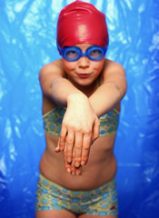 girl in a swiming pool, ready to dive