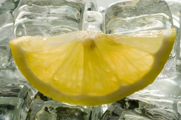 Crédence de cuisine en verre imprimé Dans la glace glaçons et citron