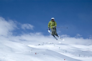 Fototapeta na wymiar narciarz wysokich skoków w powietrzu