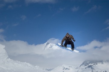 Naklejka na ściany i meble Snowboarder wysokich skoków w powietrzu