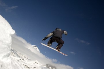 Naklejka na ściany i meble Snowboarder skoki wysoko w powietrzu