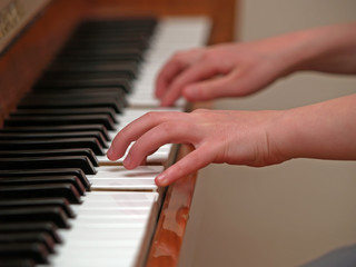 Obraz na płótnie Canvas girl playing piano