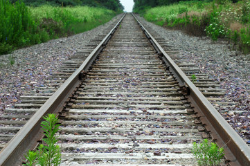 Obraz premium view along deserted railroad tracks