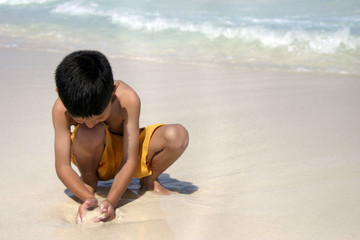 niño jugando en el mar