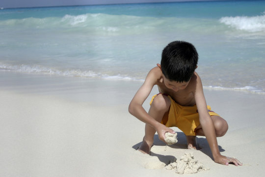ni&ntilde;o jugando con arena