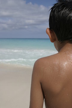 ni&ntilde;o viendo el mar