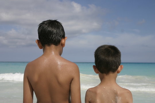 ni&ntilde;os viendo el mar