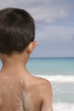 ni&ntilde;o viendo el mar