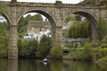 Fototapeta premium viaduct and rowers knaresborough