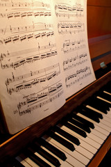 notenblatt mit klaviertasten