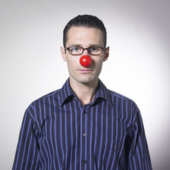 homme d'affaires et nez de clown
