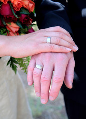 Obraz na płótnie Canvas newly weds hands with wedding rings