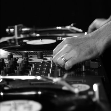 dee jay on the mix