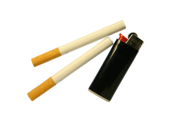 deux cigarettes et un briquet