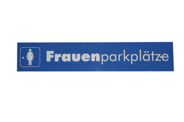 schild frauenparkplatz im parkhaus 02