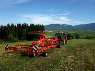 landwirtschaft unter berge - ackerschlepper