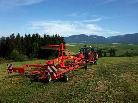 landwirtschaft unter berge - ackerschlepper