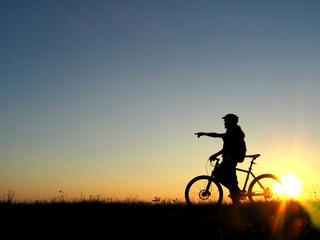 Fototapeta na wymiar dziewczyna sylwetka rowerzysty