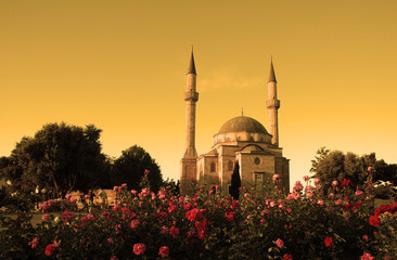 mosque with two minarets in baku, azerbaijan at su - obrazy, fototapety, plakaty