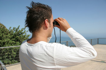 mann mit fernglas 1