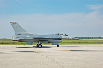 Fototapeta na wymiar myśliwiec odrzutowy F-16