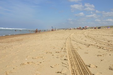 traces de pneus sur le sable