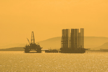 Fototapeta premium oil rig during sunset