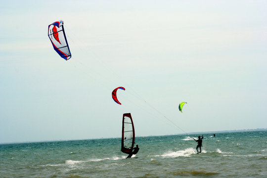  kite surfing la tranche sur mer&copy; jean lenavetier