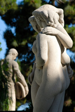 statues f