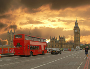 Obraz na płótnie Canvas Budynki Parlamentu i piętrowy autobus