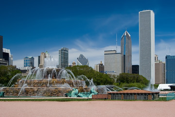 buckingham fountain and the chicago skyline - obrazy, fototapety, plakaty