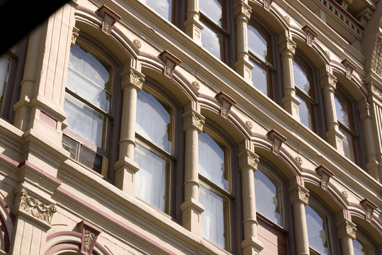 italian style building windows
