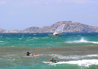 Surfeurs et t planche à voile