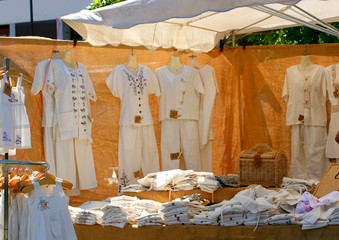 Exposition de vêtements en lin