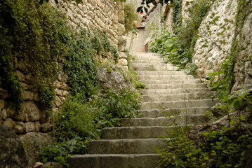 escalier entre deux murs de pierres