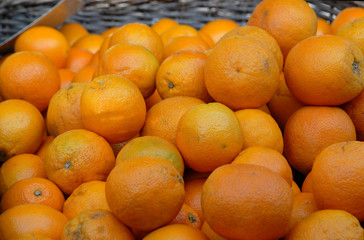 etal d'oranges au marché