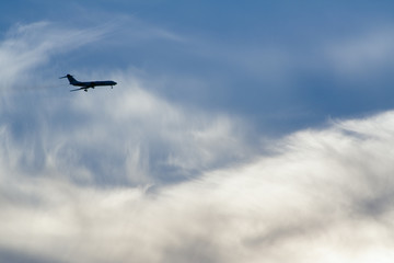 Fototapeta na wymiar air liner i chmura