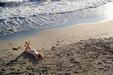 Fototapeta na wymiar dziewczyna leży na plaży