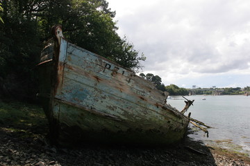 épave de bateau dans un port