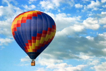 Naklejka premium farbenfroher heißluftballon
