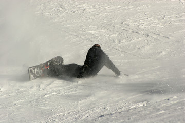 Fototapeta na wymiar spadł snowboarder