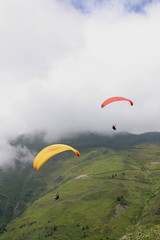 im nebel unterwegs - paraglider