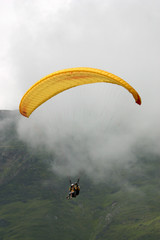 der paraglider im nebel