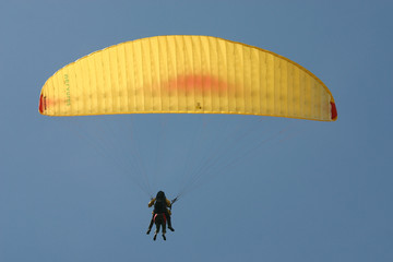 gelber paraglider
