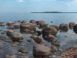 küste mit grossen steinen im lahemaa nationalpark