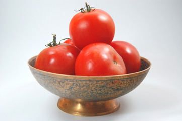 tomaten in messing schale
