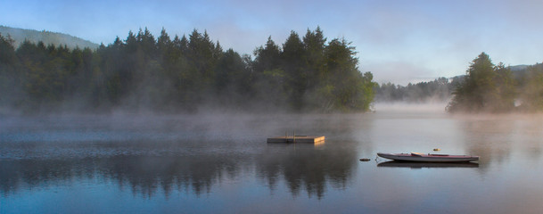 Obraz na płótnie Canvas Mgła rano na Jezioro (panoramiczny)