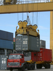 unload to a container truck