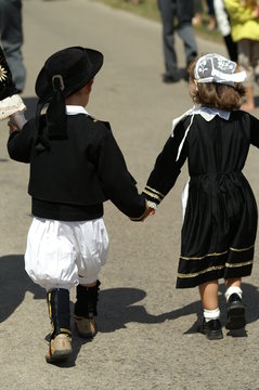 deux beaux enfants bretons &agrave; un mariage