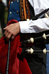 un breton avec sa cornemuse